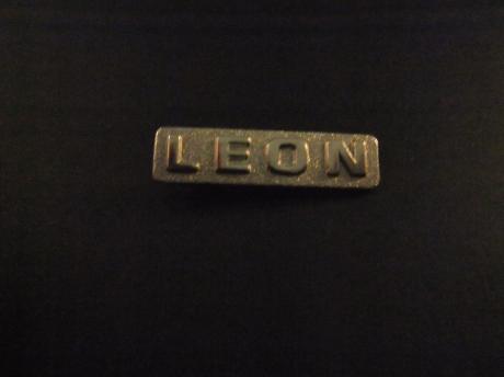 Seat León Spaans automerk, zilverkleurig logo
